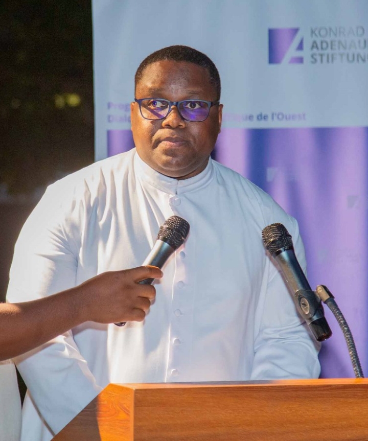 Abbé Éric AGUENOUNON Directeur de l’IAJP/CO au sujet de la «  Démocratie et Redevabilité »  : « Nous devons continuer le travail de formation des consciences et de plaidoyer en dénonçant le mal et en encourageant le bien… »