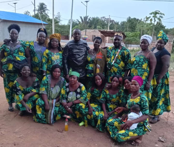 Célébration en différé de la JIF 2024 : Philippe HOSSOU communie avec les femmes balayeuses de Tori Gare  (La preuve que l&rsquo;homme est toujours au côté de sa base)