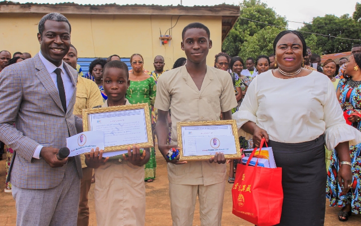 Récompense des meilleurs élèves de Goro, Bétérou, Alafiarou et de Bohicon :  La Fondation Iya Lati et Moudachirou Gbadamassi pour la promotion de l&rsquo;excellence en milieu scolaire