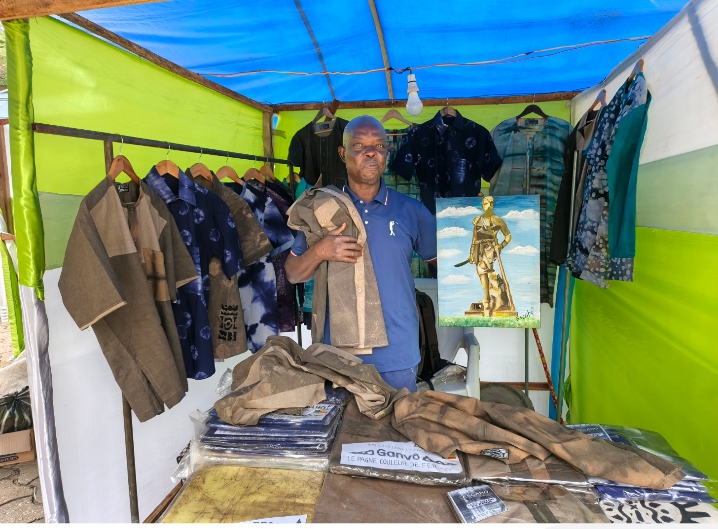 MOIE 2025 à la Bourse du Travail à Cotonou : Offrez-vous l’élégance naturelle des tissus et habits « Ganvo »  Le stand de l’artiste plasticien et artisan textile Thomas Ahouandjinou ouvert au public jusqu&rsquo;au 15 août  Un tissu 100 % naturel, doux, résistant et teint à base de feuilles locales