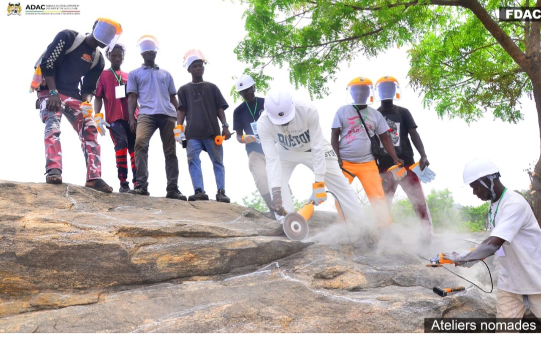 Ateliers Nomades de Charly Djikou en action:  Les jeunes de Savè initiés à l’art du granite
